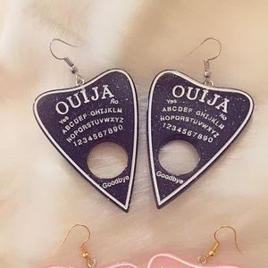 Hand poured resin Ouija board earrings 🖤✨🎃